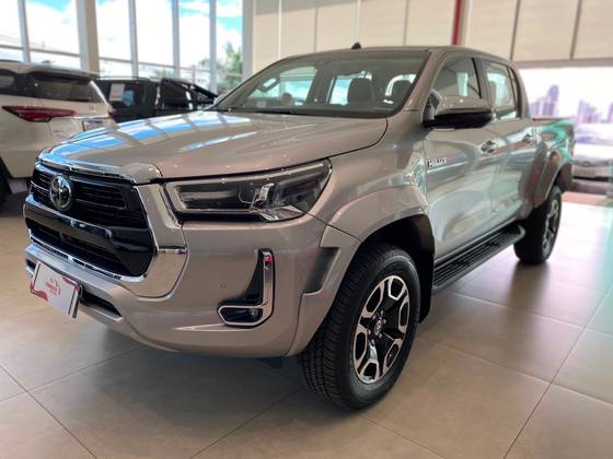 TOYOTA HILUX 2.8 D-4D TURBO DIESEL CD SRX PLUS 4X4 AUTOMÁTICO TOYOTA HILUX 2.8 D-4D TURBO DIESEL CD SRX PLUS 4X4 AUTOMÁTICO
